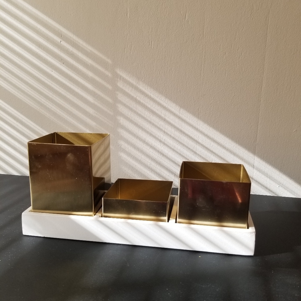 Desk utensil caddy set.